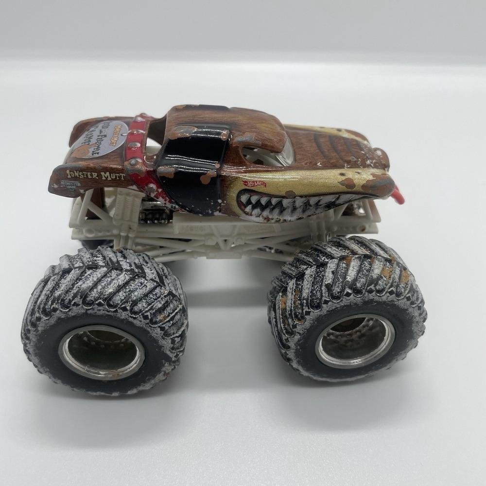 Hot Wheels Monster Jam Trucks Monster Mutt Snow Treads